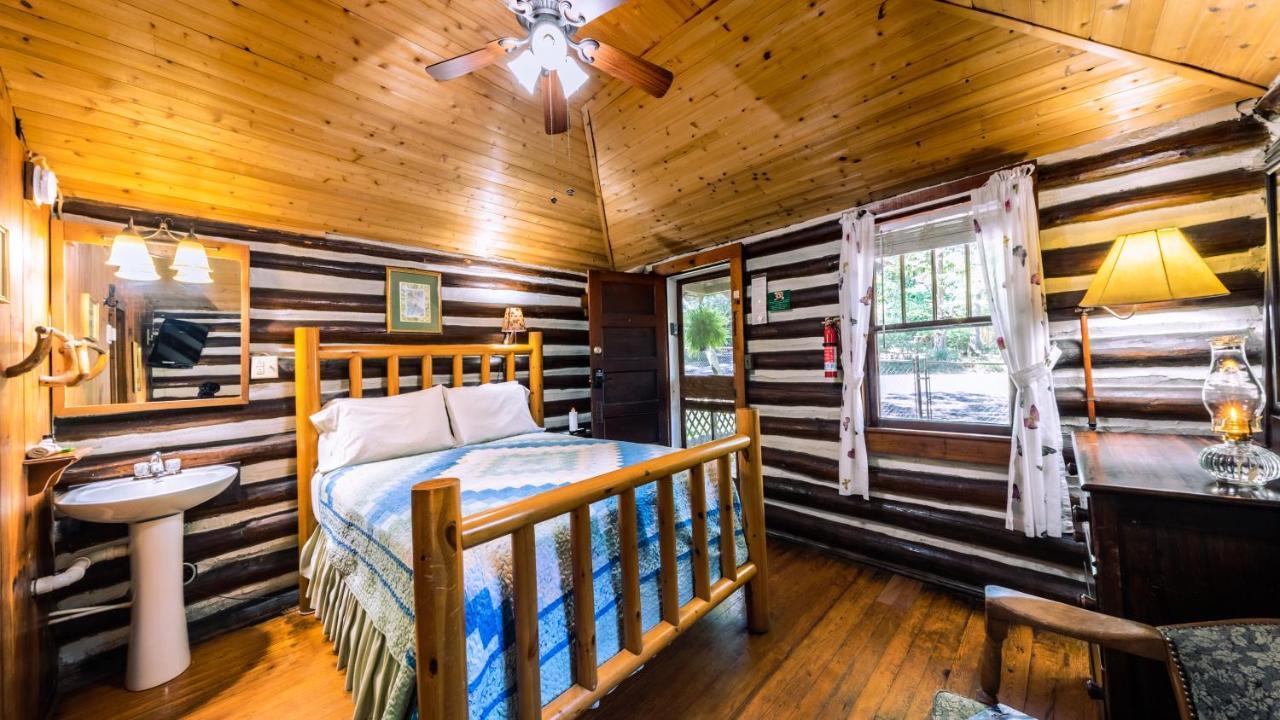 Log Motor Court Lodge *