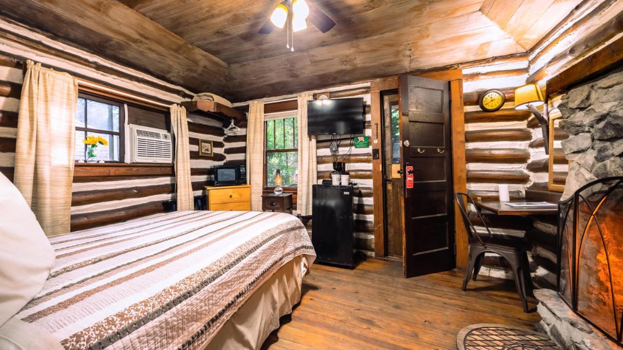 Lodge Log Motor Court *